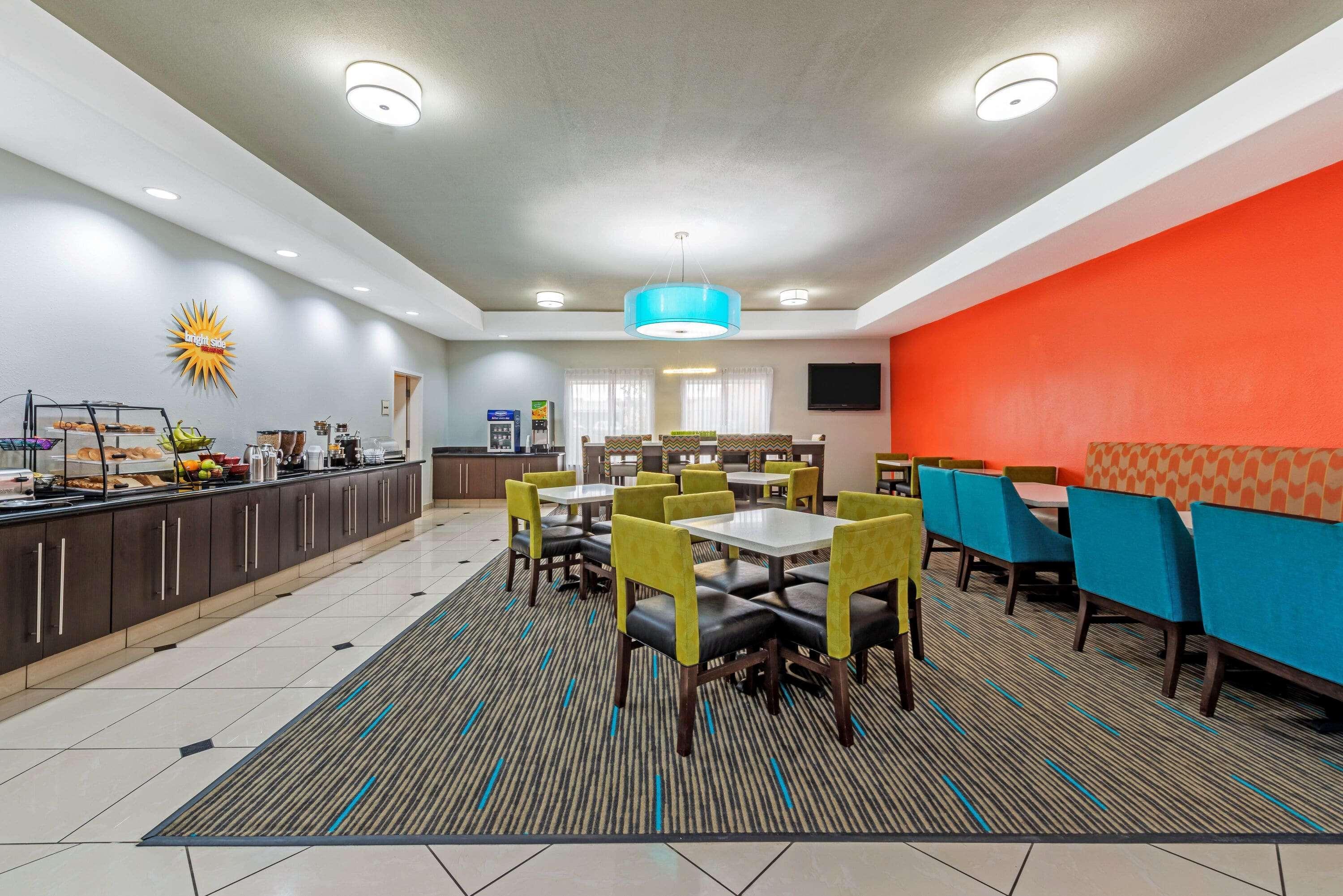 La Quinta By Wyndham Orange Hotel Exterior photo